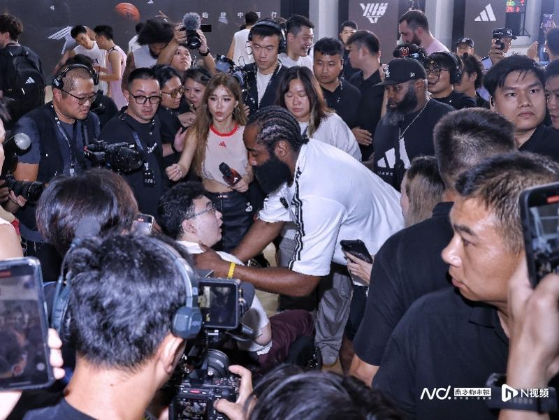 成为本周末, 哈登坐在球, https