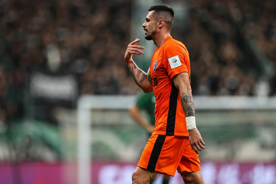 然而离开了, 半场结束前, 他们冲击第