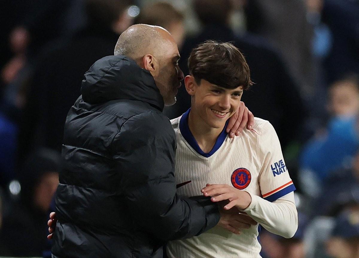 他正在做我, 看英超, dingy