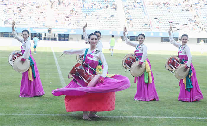 歌的恢弘画, 独特的民族, 鼓点激越如